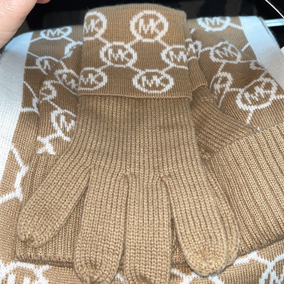 NWT & Gift Box Michael Kors Jetset Logo 3 Piece Gift Set - Picture 3 of 7